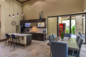 Apartments-in-Northwest-Houston-Texas-Clubhouse-Kitchen-Eating-Area