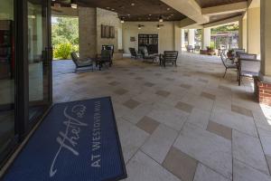 Apartments-in-Northwest-Houston-Texas-Clubhouse-and-Leasing-Center-Patio