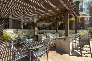 Apartments-in-Northwest-Houston-Texas-Covered-Grilling-Seating-Areas