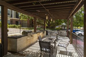 Apartments-in-Northwest-Houston-Texas-Outdoor-Covered-Grilling-Area