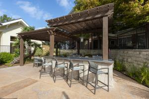 Apartments-in-Northwest-Houston-Texas-Outdoor-Grilling-Area-with-Seating