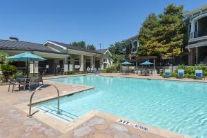Apartments-in-Northwest-Houston-Texas-Pool-and-Patio-Area