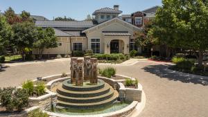 Apartments-in-Northwest-San-Antonio, TX-Fountain-and-Clubhouse-Exterior