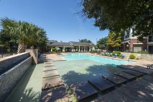 Apartments-in-Northwest-San-Antonio, TX-Pool-with-Fountain-and-Patio-Area