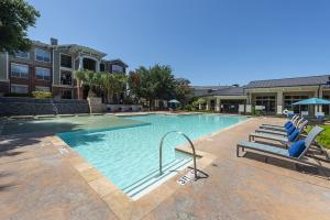 Apartments-in-Northwest-San-Antonio, TX-Swimming-Pool-and-Patio-Area