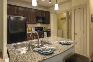Three-Bedroom-Apartments-in-Northwest-San-Antonio, TX-Kitchen-Breakfast-Bar