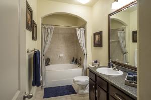 Two-Bedroom-Apartments-in-Northwest-San-Antonio, TX-Model-Bathroom-Garden-Tub
